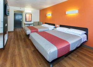 Quadruple Room - Disability Access room in Motel 6-Los Angeles, CA - Los Angeles - LAX