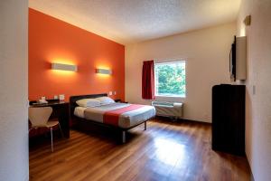 Queen Room - Disability Access - Non-Smoking room in Motel 6-King Of Prussia PA - Philadelphia