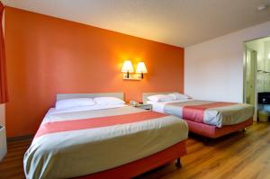 Deluxe Queen Room with Two Queen Beds room in Motel 6-Seattle WA - Airport