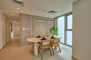 Stylish 4BR with Burj View and Dubai Mall Connection