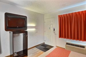 Queen Room room in Motel 6-Tewksbury MA - Boston