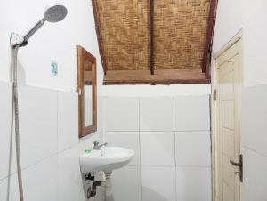 Putri Nyale Bungalows & Rooms