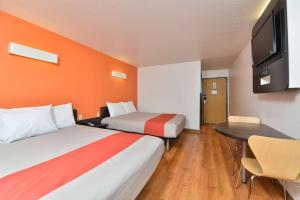 Queen Room with Two Queen Beds - Non-Smoking room in Motel 6-Meridian ID - Boise W