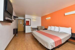 King Room - Non-Smoking room in Motel 6-Meridian ID - Boise W