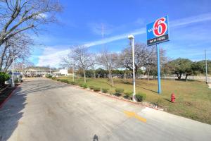 Motel 6-Kerrville, TX