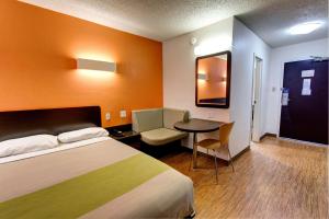 King Room - Disability Access - Smoking room in Motel 6-Houston, TX - Hobby