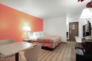 Queen Room - Non-Smoking room in Motel 6-Colby KS