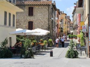 Holiday Home near Lago di Chiusi with Pool