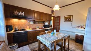 Family-friendly apartment in a village house with 4K NETFLIX and Fast Internet, 30 mins away from Thessaloniki