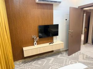 Studio with a single bed and a lounge