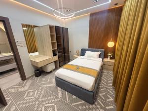 Studio with a single bed and a lounge