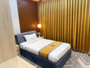 Studio with a single bed and a lounge