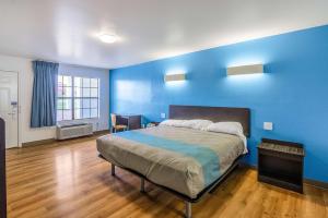 Deluxe King Room - Non-Smoking room in Motel 6-Canton TX