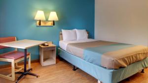 Queen Room - Non-Smoking room in Motel 6-Des Moines IA - North