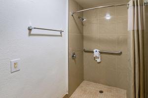Queen Room - Disability Access - Non-Smoking room in Motel 6-Grand Prairie TX - Near Six Flags Drive