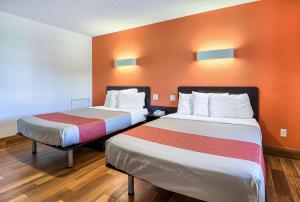 Quadruple Room - Non-Smoking room in Motel 6-Harrisonburg VA - South