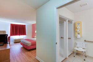 King Room - Disability Access - Non-Smoking room in Motel 6-Hinesville GA