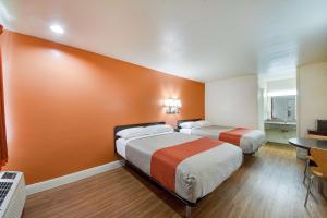 2 Queen Beds Non Smoking room in Americas Best Value Inn San Antonio