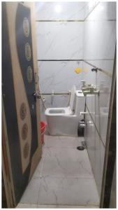 Hotel Rajshree S- Gopal N Near Mathura Railway Station - Sri Krishna Janmabhoomi - Restaurant And Free Parking - Fully Air conditioning Luxuary Room - Best Hotel