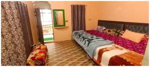 Hotel Rajshree S- Gopal N Near Mathura Railway Station - Sri Krishna Janmabhoomi - Restaurant And Free Parking - Fully Air conditioning Luxuary Room - Best Hotel