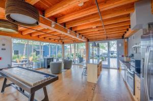 Ballard 2BR w Gym Yoga nr Farmers Mkt SEA-271