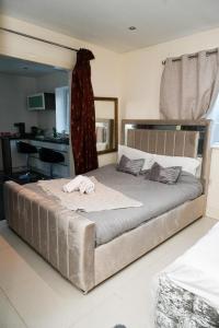 Pinner Cosy Studio Annexe w Parking Near Eastcote