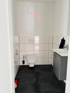 Modernes Apartment mit Balkon, 1 Schlafzimmer & großem Wohnbereich - Nähe Kaiserslautern - 3