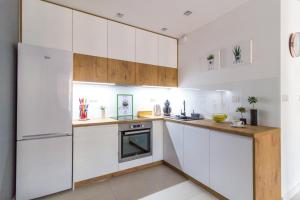 M&R Apartament Airport&Business Cybernetyki - underground garage - self check-in - fast Wi-Fi - 5 min from Chopin Airport