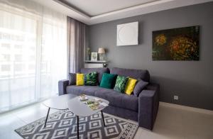 M&R Apartament Airport&Business Cybernetyki - underground garage - self check-in - fast Wi-Fi - 5 min from Chopin Airport