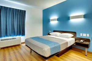 Studio - Non-Smoking room in Motel 6-Poplar Bluff MO