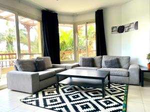 3BR Black&White ModernChalet Rooftop Lagoon View