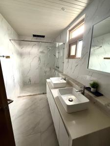 Highland Luxe Villa Clark 4BR king size bed