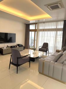 Highland Luxe Villa Clark 4BR king size bed