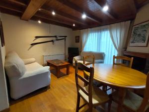 Rustic, spacious and family home 5 minutes to Baqueira