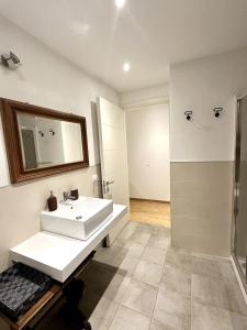 Close to the historic center with free parking