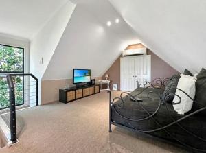 Private Luxury Island Retreat with Panoramic Bay Views