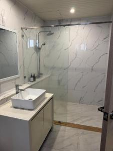 Highland Luxe Villa Clark 4BR king size bed