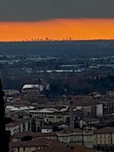 Panoramico bilocale con tutti i comfort e parcheggio gratuito