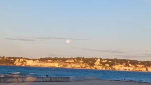 Proche Sanary, grand appartement lumineux dans villa, 3 CH avec terrasse et jardin , climatisé SIX FOURS LES PLAGES 300m de la mer