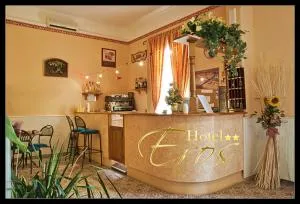 艾罗斯酒店 - 马里纳-迪-皮特拉桑塔