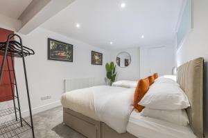 Central 3 Bedroom Next To Brighton Shopping Centre & Beach Sleep 16 Guests