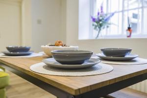 Central 3 Bedroom Next To Brighton Shopping Centre & Beach Sleep 16 Guests