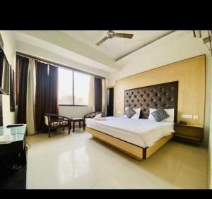 Hotel November 1 Min from Zirakpur bus stand