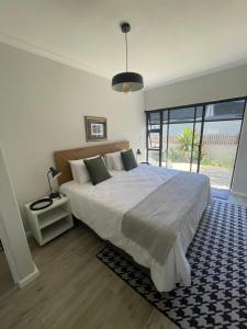 Garden apartment next to beach and Kalkbay