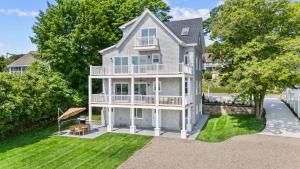 Waterfront Renovated Apartment