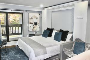 Luxury Condo with Garage Parking and Pool