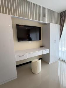 Luxury villa with sea view, pool and maid