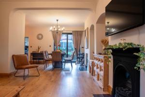 Spacious Luxury Home in Bolton Sleeps 7 Garden & Free Parking