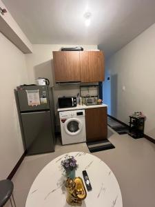 Saekyung Charming condo with pool and city views