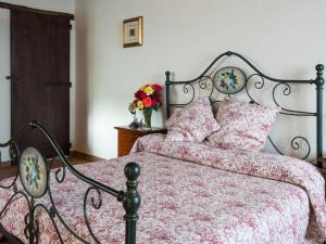 Sunny holiday home with swimming pool